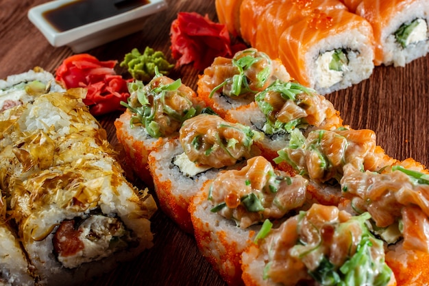 rollos de sushi con salmón