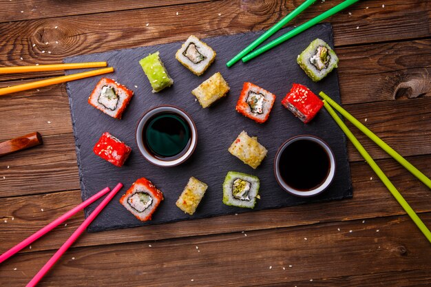 Foto rollos de sushi con salsa de soja