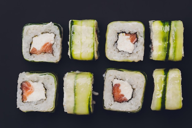 Rollos de sushi con sésamo de pepino y queso Filadelfia Comida japonesa Sushi tradicional Vista superior