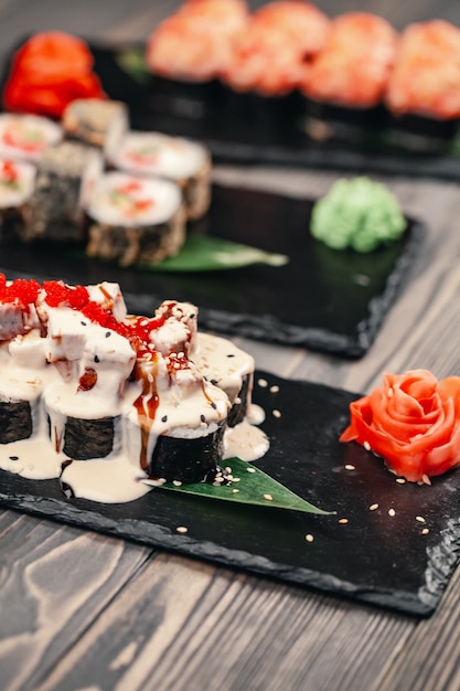 Rollos de sushi sobre un fondo negro