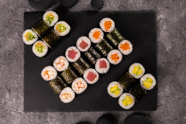 Rollos de sushi sobre fondo oscuro Concepto de comida japonesa y asiática