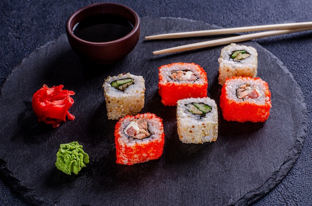 Rollos de sushi sobre un fondo oscuro