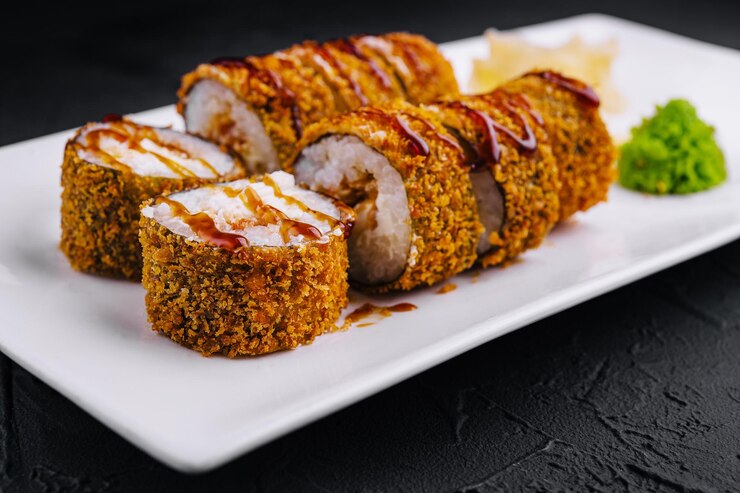 Los rollos de sushi de tempura calientes de cerca
