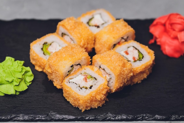 Rollos de sushi tempura estilo de comida japonesa Cocina tradicional japonesa Crunchy Shrimp Tempura Roll