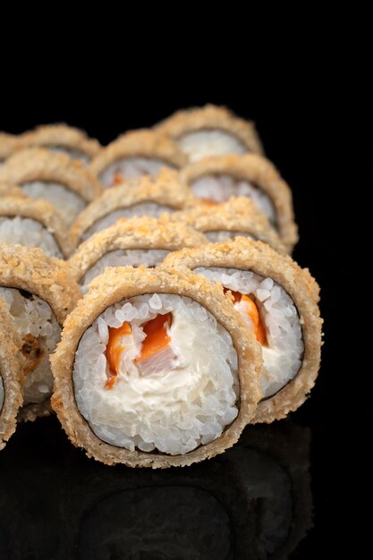 Los rollos de sushi tempura fritos se cierran con el enfoque selectivo Fondo del menú del restaurante de comida tradicional japonesa