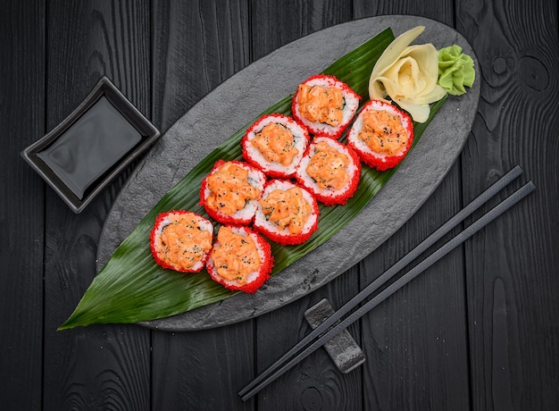 Rollos de sushi con tempura de salmón y caviar tobiko