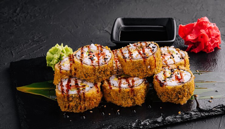 Rollos de sushi tibios con aguacate en negro