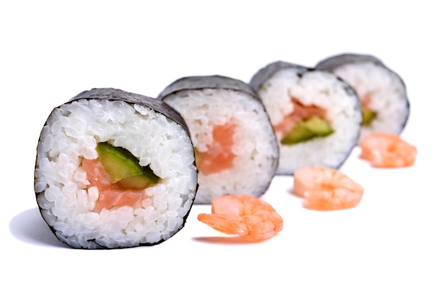 Rollos de sushi tradicional oriental con salmón y camarones sobre un fondo blanco Aislar