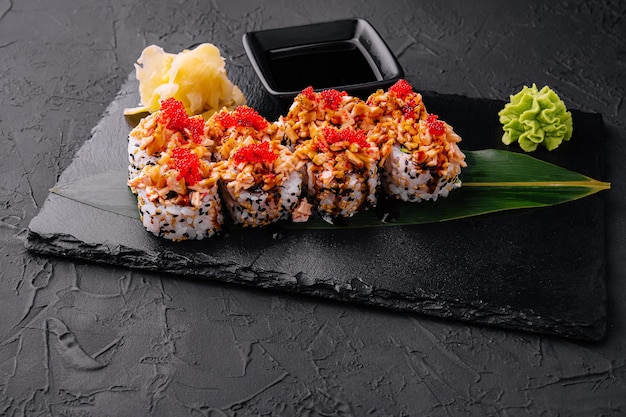 Rollos de sushi con trozos de salmón y caviar rojo