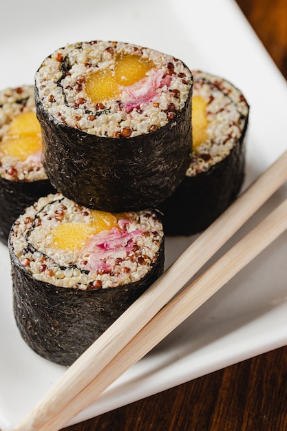 Rollos de sushi vegano con quinoa, verduras y salsa de soja