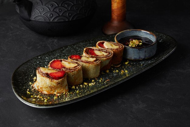 Rollos de tortitas dulces con fresas y trozos de plátano