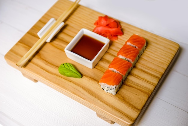 Rollos tradicionales japoneses servidos en un bar de sushi en una bandeja de madera Menú de sushi Concepto de comida japonesa