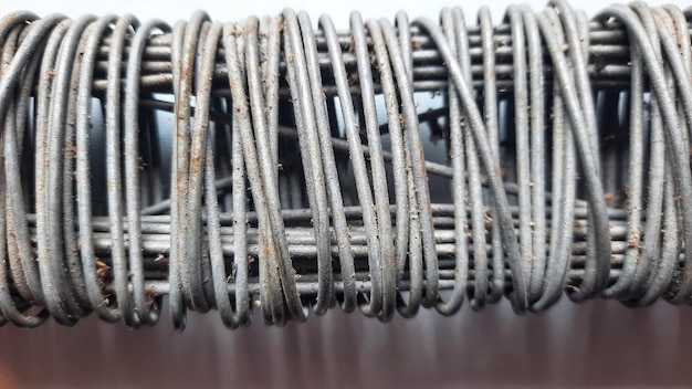 Rollos viejos de alambre metálico