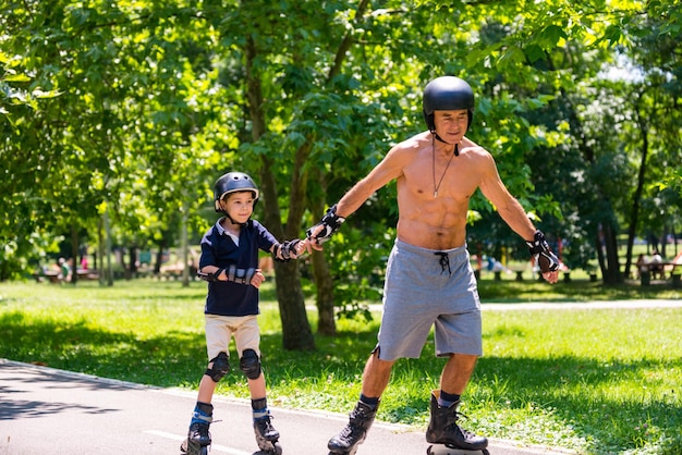 Rollschuhlaufen im Park