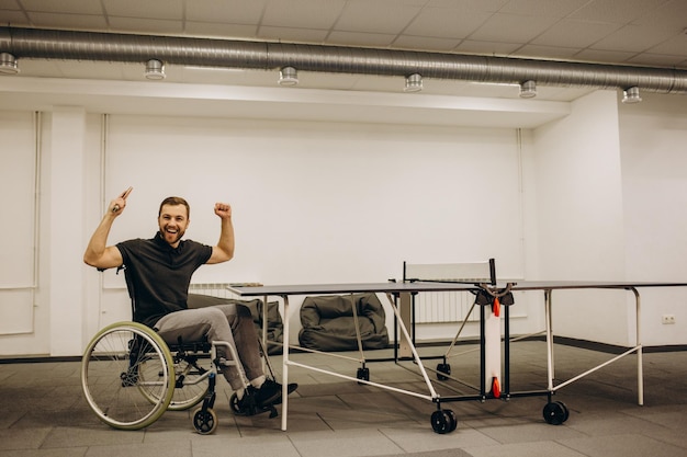 Rollstuhlfahrer mit Tennisschläger in der Hand Behindertenrehabilitation Sport und gesunde Lebensweise Paralympischer Sport