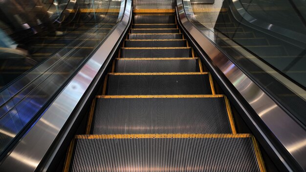 Rolltreppe Treppe Auto moderne Business U-Bahn Stadt Innenverkehr Einkaufszentrum Architektur u