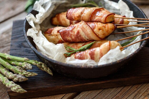 Rolo com bacon e frango picado em um ensopado com aspargos e especiarias frescas