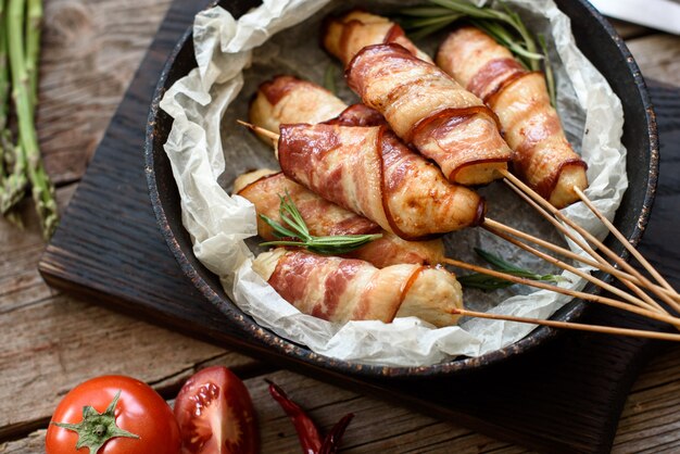 Rolo com bacon e frango picado em um ensopado com aspargos e especiarias frescas