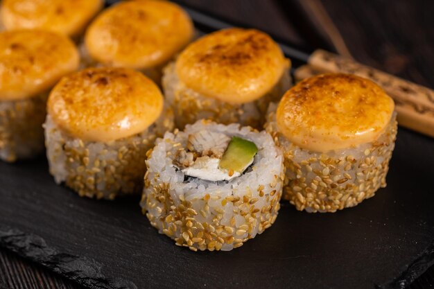 Rolo com sushi de peixe com pauzinhos conceito de comida asiática