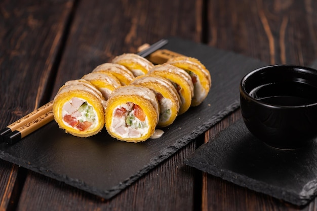 Rolo com sushi de peixe com pauzinhos conceito de comida asiática