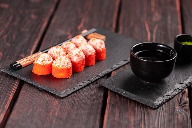 Rolo com sushi de peixe com pauzinhos conceito de comida asiática