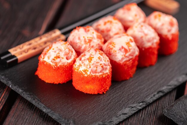 Rolo com sushi de peixe com pauzinhos conceito de comida asiática