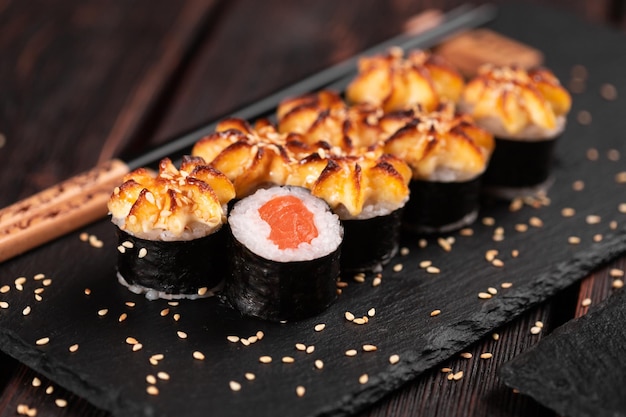 Rolo com sushi de peixe com pauzinhos conceito de comida asiática