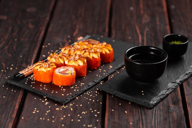 Foto rolo com sushi de peixe com pauzinhos conceito de comida asiática