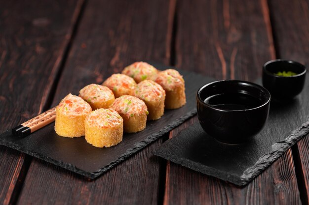 Rolo com sushi de peixe com pauzinhos conceito de comida asiática