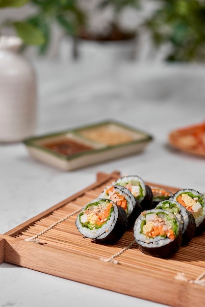 Rolo coreano gimbap (kimbob) feito de arroz branco cozido no vapor (bap) e vários outros ingredientes