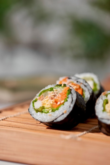 Rolo coreano Gimbap (kimbob) feito de arroz branco cozido no vapor (bap) e vários outros ingredientes