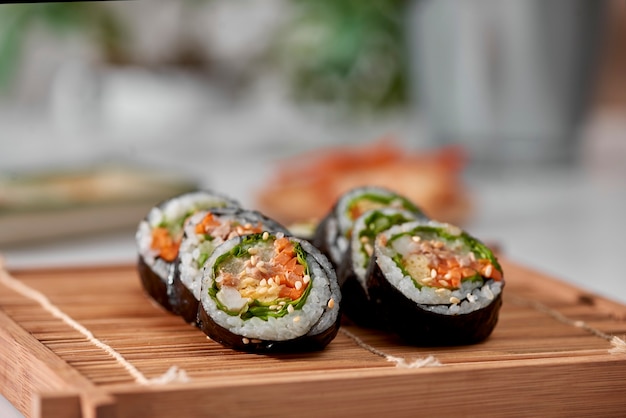 Rolo coreano Gimbap (kimbob) feito de arroz branco cozido no vapor (bap) e vários outros ingredientes