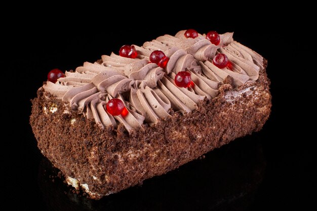 Rolo de biscoito com creme de chocolate em um fundo preto