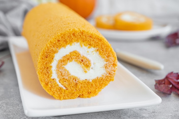 Rolo de bolo de abóbora com recheio de queijo creme Sobremesa para Ação de Graças ou Foco seletivo de Halloween