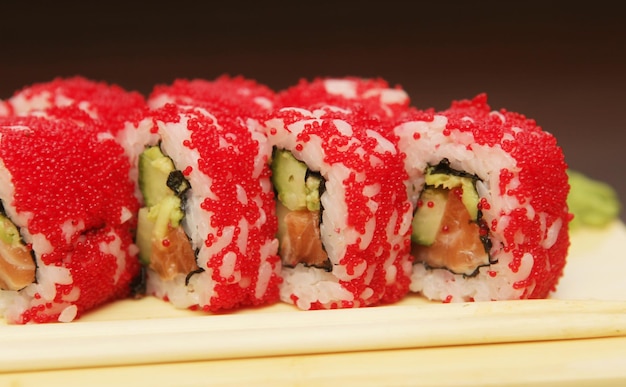 Rolo de comida japonesa tradicional sushi