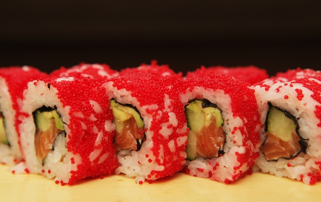 Rolo de comida japonesa tradicional sushi