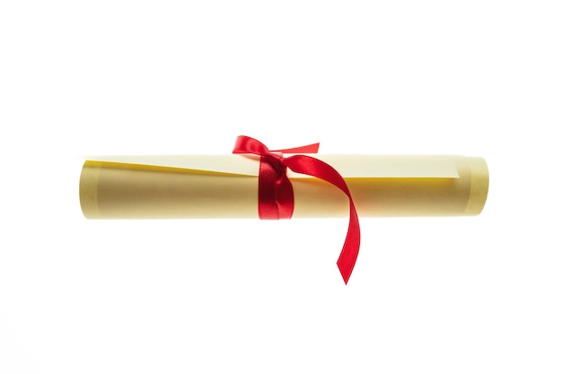 Rolo de diploma com fita vermelha isolado em branco certificado de diploma universitário estudos universitários