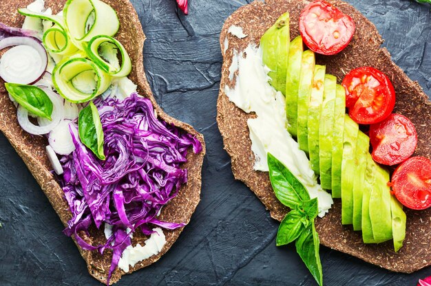 Rolo de embrulho de tortilha vegana com vegetais. Alimentos saudáveis