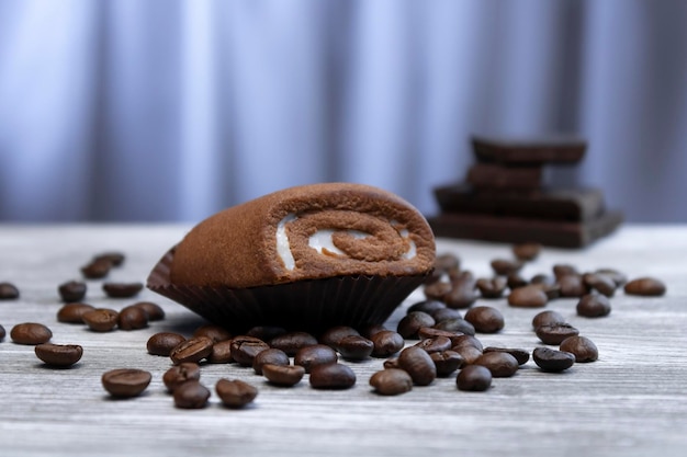 Rolo de esponja com grãos de café