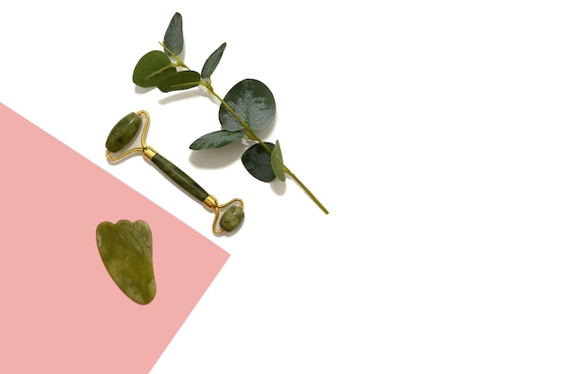 Rolo de jade verde e ramo de eucalipto em fundo duplo Acessórios para beleza doméstica e cuidados pessoais
