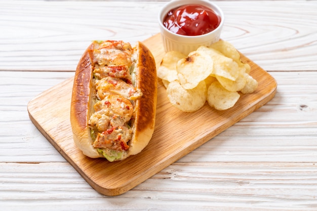 Rolo de lagosta caseiro com batatas fritas