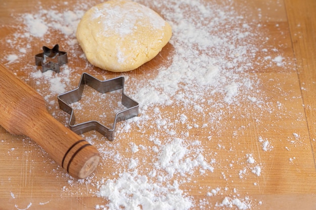 Rolo de massa e farinha na massa de mesa amassar com rolo de padaria e pastelaria ou cartaz de padaria cozinhar cozimento