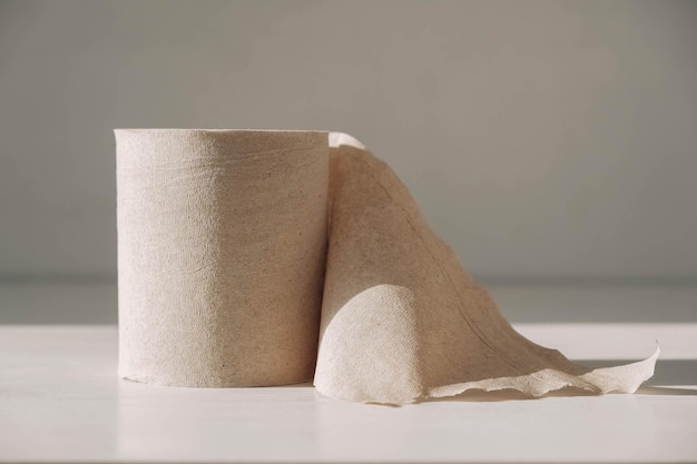 Rolo de papel em cima da mesa. copie, espaço vazio para texto