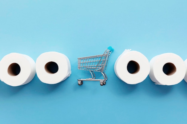 Rolo de papel higiênico branco com um carrinho de compras em um fundo azul