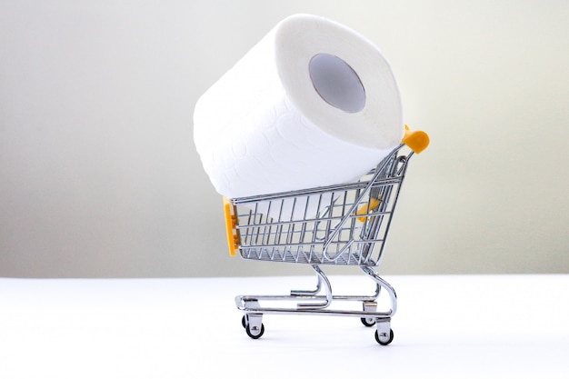 Rolo de papel higiênico branco com um carrinho de compras em um fundo branco.