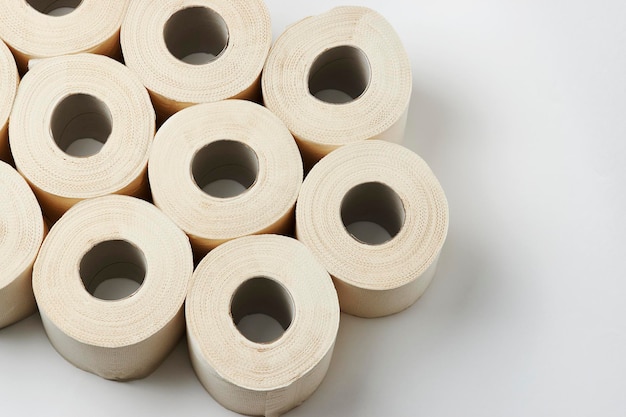 Rolo de papel higiênico em um fundo branco com espaço de cópia fechado Rolo de toalha de papel