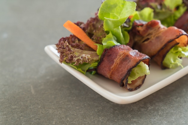 rolo de salada com bacon