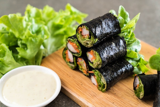 rolo de salada de algas com vara de caranguejo