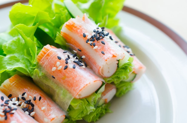 Foto rolo de salada de vegetais frescos com vara de caranguejo