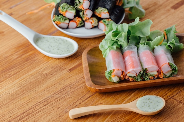 rolo de salada na mesa de madeira